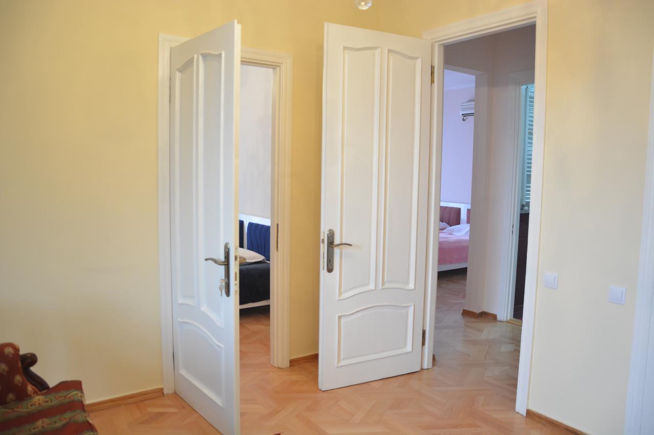 Hotel Renesans Тбилиси Екстериор снимка