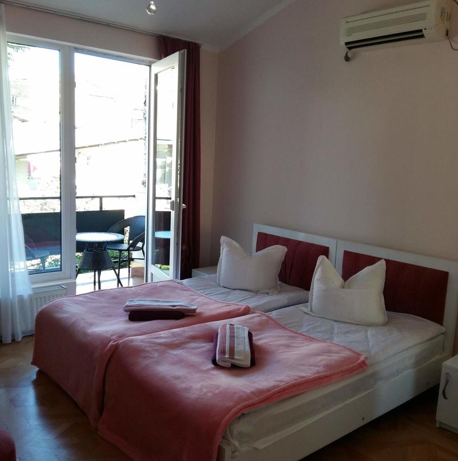 Hotel Renesans Тбилиси Екстериор снимка